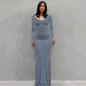 Detalle del vestido largo ajustado de manga larga en tejido de punto gris azulado
