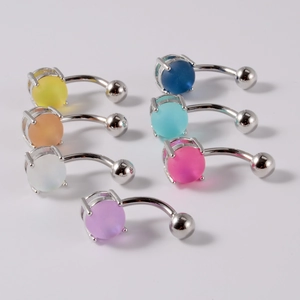 Vue détaillée de sept piercings de nombril givrés aux couleurs bonbon en acier inoxydable poli
