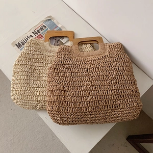 Borsa a mano in paglia intrecciata con manici quadrati in legno beige e marrone