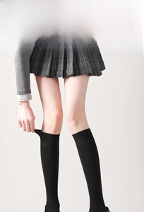 Détail de la bordure haute élasticité d'une chaussette noire mi-basse pour femme