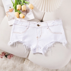 Pantaloncini di jeans bianchi con cuciture marroni a contrasto e orlo sfrangiato moda