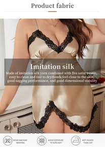 Détail d'une nuisette en soie d'imitation champagne avec dentelle noire et texture satinée