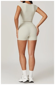Vista posteriore di pantaloncini yoga a vita alta e top coordinato in beige chiaro