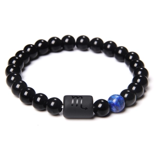 Detailopname van Schorpioen-armband met gepolijste zwarte kralen en blauwe accenten