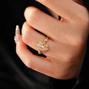 Vintage-Goldring mit ovalem lila Zirkon und strahlendem Blumenmuster für Damen