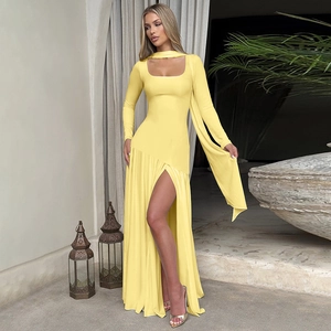 Détail de la fente latérale haute sur une robe longue jaune moulante en tissu lisse