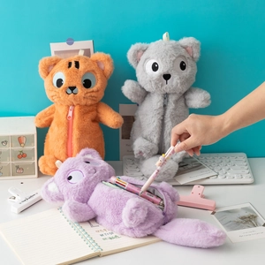 Trousses en peluche mignonnes avec motifs de tigre, ours et renard sur un bureau
