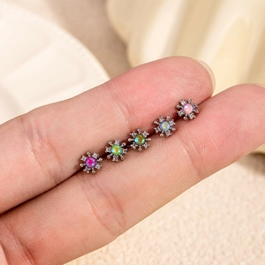 Cinq clous d'oreilles fleur en opale colorée et acier inoxydable sur les doigts