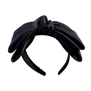 Schicker schwarzer Satin-Haarreif mit großer Schleife für elegantes Haarstyling der Damen