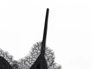 Détail de la broderie en dentelle noire et de la bretelle en velours sur cette robe