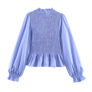 Détail d'un chemisier rayé bleu pour femme avec col montant smocké et manches bouffantes