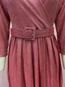 Détail de la robe rose métallisée avec tissu scintillant et ceinture assortie à boucle