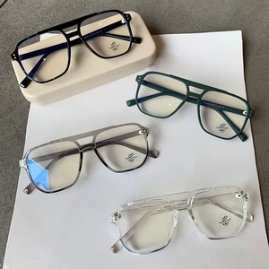 Selezione di occhiali da vista pilot a doppio ponte nei colori nero, verde e grigio