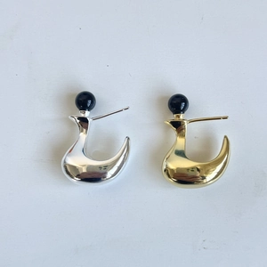 Minimalist 925 silver black agate hook earrings in polished gold and silver finishes