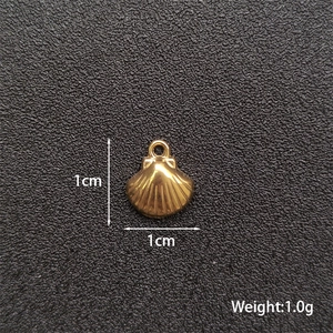 Detail of 1cm gold shell charm pendant for DIY jewelry with size and weight info