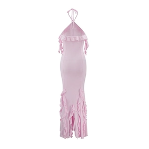 Détail d'une robe dos nu rose à licou avec des volants élégants et une coupe sirène