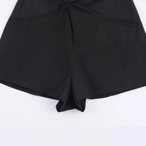 Tutina blazer nera da donna a doppio petto con pantaloncini su sfondo bianco