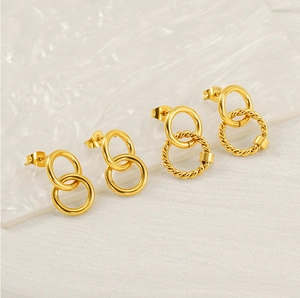 Dettaglio degli orecchini in oro 18k con cerchi intrecciati e texture ritorta