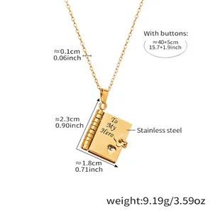 Dettaglio della collana con ciondolo a libro placcata oro 18k con incisione To My Hero