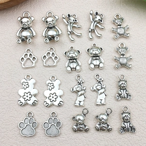 Detail von 20 antiken silbernen Teddybären und Pfoten-Anhängern für DIY-Schmuck