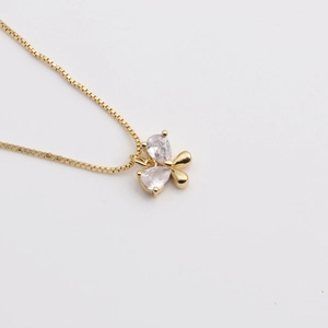Elegante collana placcata in oro con pendente a farfalla e due cristalli trasparenti a goccia