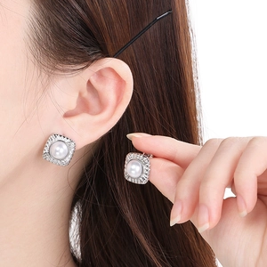 Vue détaillée d'une boucle d'oreille carrée en perle avec cadre argenté et cristaux fins