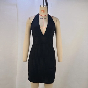 Gros plan sur la robe licou noire côtelée avec col en V et taille marquée sur un mannequin