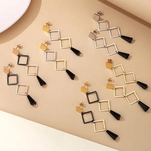 Détails de boucles d'oreilles géométriques en acier titane avec pendentifs noirs coniques
