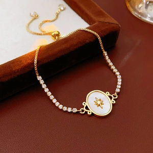 Détail macro du bracelet ajustable doré avec breloque étoile en nacre et zircons
