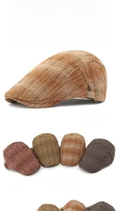 Détail de la boucle métallique réglable et de la texture rayée du béret vintage