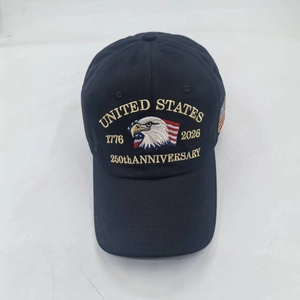Detalle del bordado de águila y texto del 250 aniversario en gorra azul marino