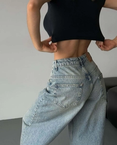 Detalle de la cintura alta y el lavado claro en estos vaqueros anchos estilo streetwear