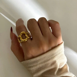 Minimalist gold stainless steel chunky chain link ring worn on finger for fashion