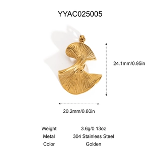 Vue détaillée d'un pendentif feuille de ginkgo doré en acier 304 avec dimensions précises