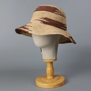 Cappello da sole in rafia fatto a mano a tesa larga a righe per donne in vacanza al mare