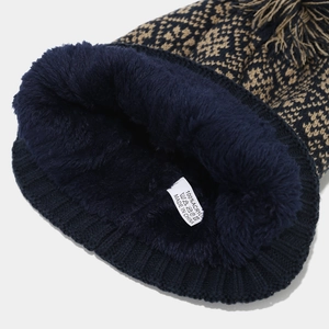 Détail du bonnet en tricot d'hiver avec doublure polaire et étiquette 100% acrylique