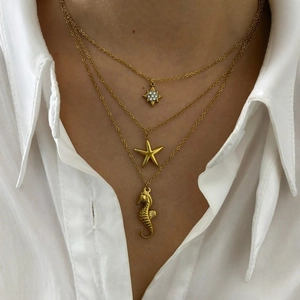 Collier doré à trois rangs avec pendentifs hippocampe, étoile de mer et étoile strass