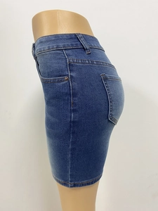 Vista lateral de falda vaquera azul de corte ajustado con costuras detalladas y bolsillos