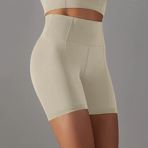 Dettaglio macro degli shorts da yoga a vita alta che mostra la trama a nido d'ape traspirante
