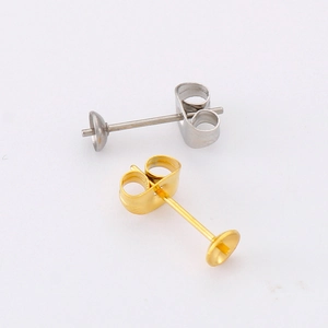 Minimalistische Ohrstecker aus Edelstahl in Gold und Silber mit Verschluss auf weißem Grund