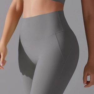 Detail of high-waist grey yoga leggings with elastic compression for butt lifting