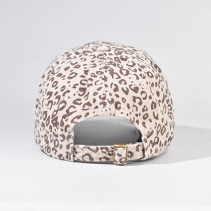 Dettaglio della fibbia in ottone regolabile e motivo leopardato sul cappello di cotone