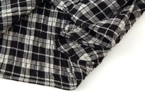 Vue macro détaillée du tissu à carreaux noir et blanc avec détails de couture précis