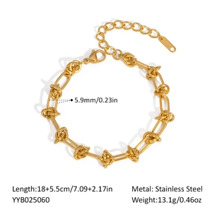 Détail d'un bracelet de 5,9 mm en acier doré avec maillon nœud et mesure de taille