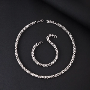 Dettaglio della collana e del bracciale in acciaio inossidabile argento su pelle
