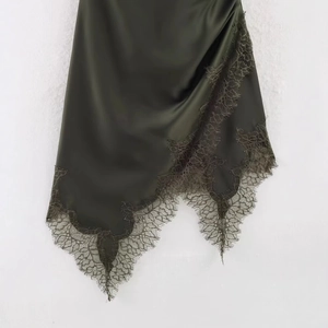 Donkergroene satijnen top met elegante kant en asymmetrische zoom voor dames