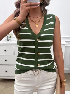 Dettaglio del gilet in maglia a righe verdi e bianche con scollo a V e bottoni dorati