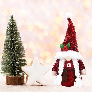 Détail d'un gnome de Noël avec chapeau à paillettes rouges et robe à carreaux festifs