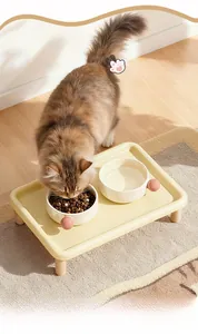 Erhöhte Tierfutterstation aus Keramik mit zwei weißen Näpfen und stabilen Holzbeinen
