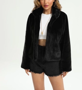 Vue détaillée d'une veste noire en fausse fourrure pour femme avec col montant élégant